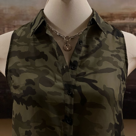 Seduction sheer camouflage top with open back - Picture 2 of 7